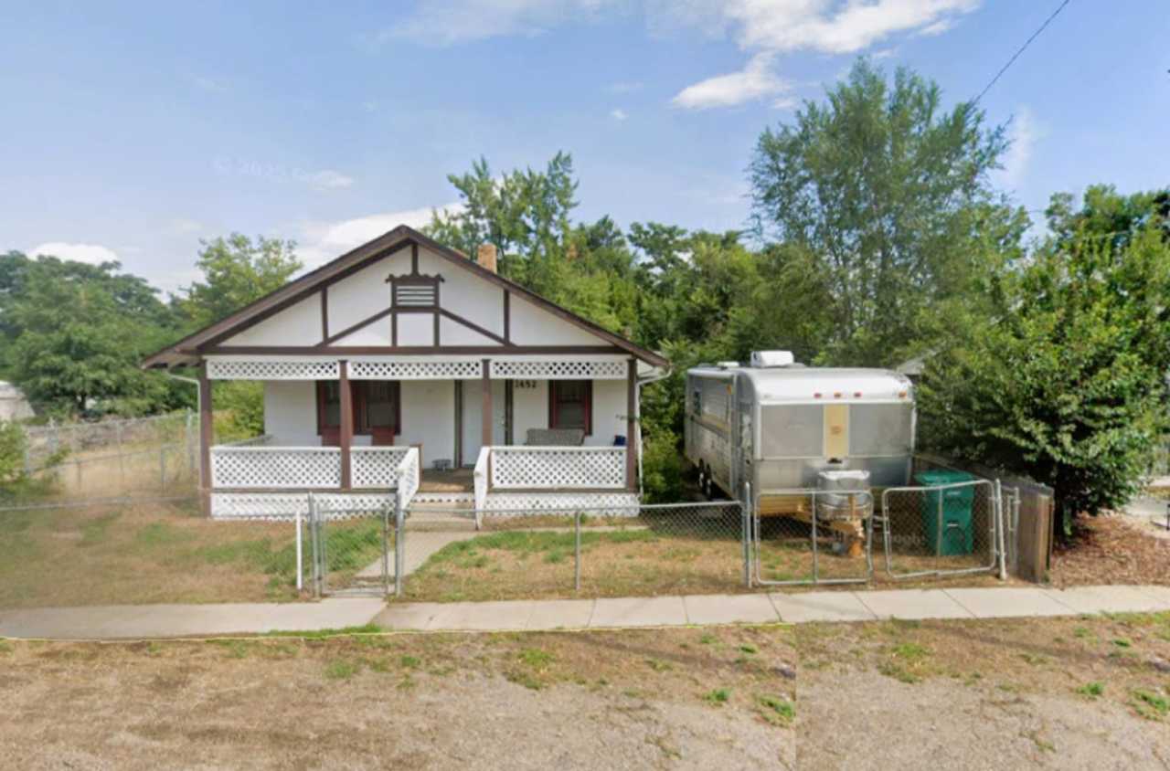 1920's Farmhouse in Lakewood - Month to Month Short Term Only