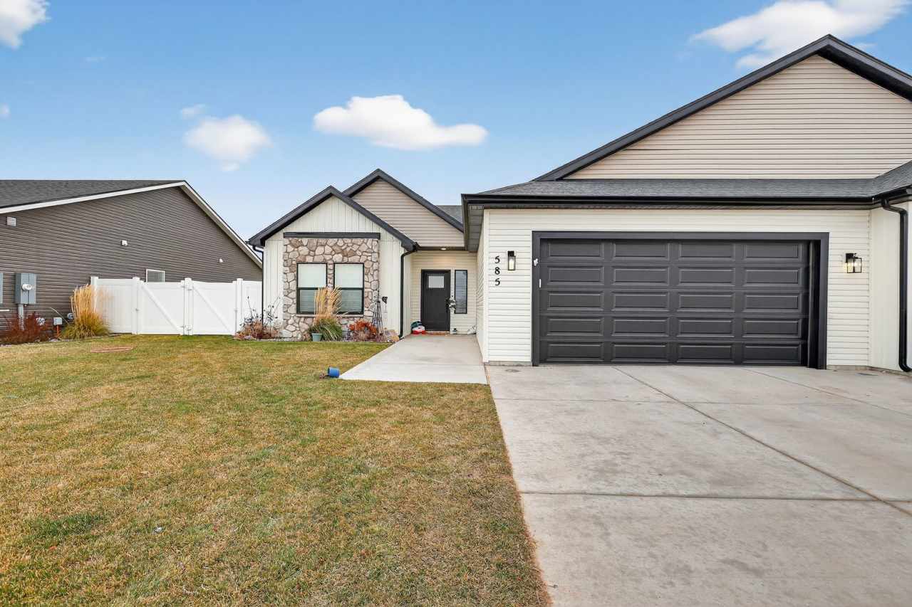 TWIN HOME FOR RENT IN SUGAR CITY - 3 BEDROOMS 2 FULL BATHROOMS