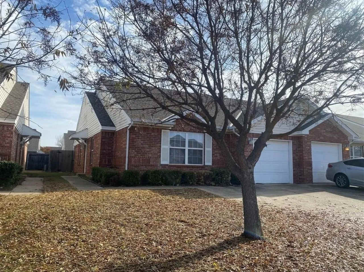 Available and Showing Now! 18-Month Lease Option!! Welcome to this exceptional duplex located in the vibrant city of Norman