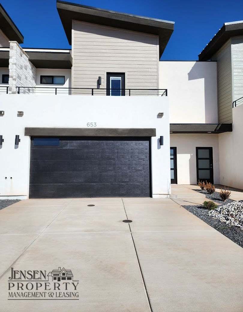 Newer Three Bedroom Town Home-Crimson Park