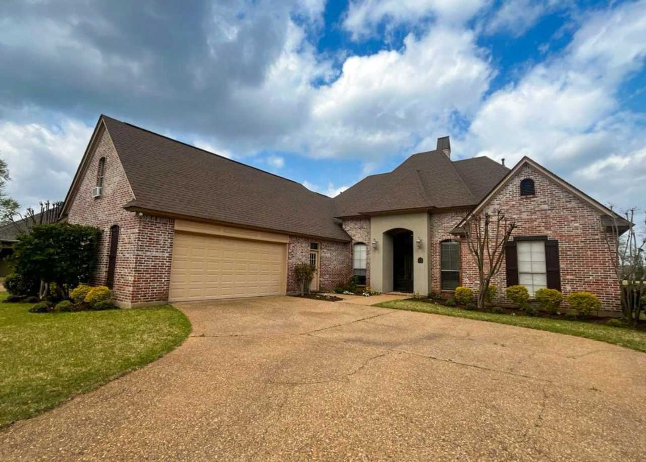 WOW! $500 off first full month's rent and half off first full month's rent for Military!