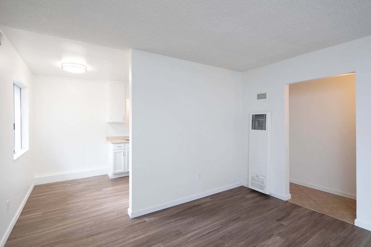 OPEN HOUSE: 11/21 3-5PM ~ 2 BR Cottage in Escondido with Parking!