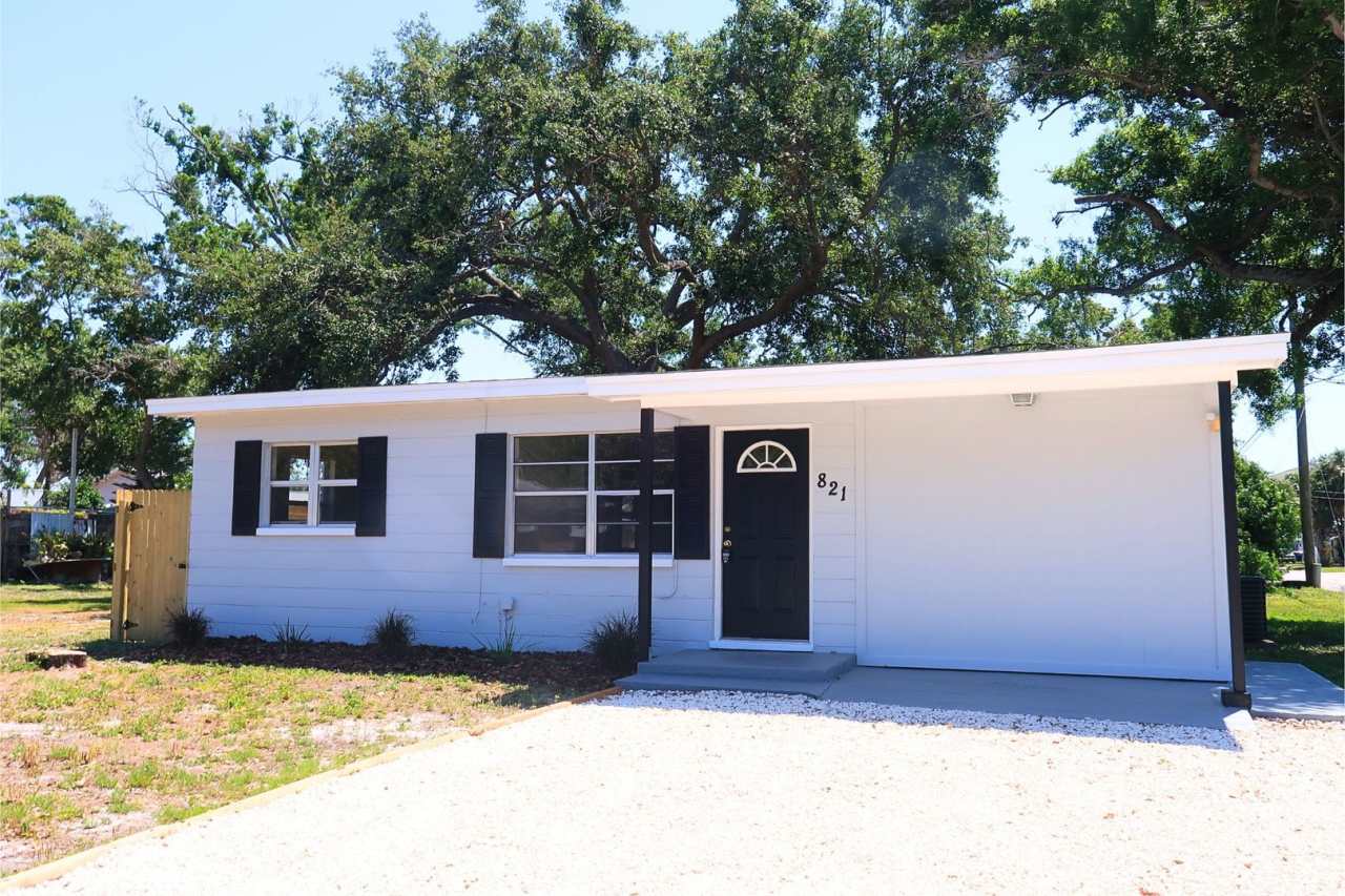 821 14th Ave NW Largo, FL 33770 MOVE IN SPECIAL!! Waived $350 Cleaning Fee!!!!!