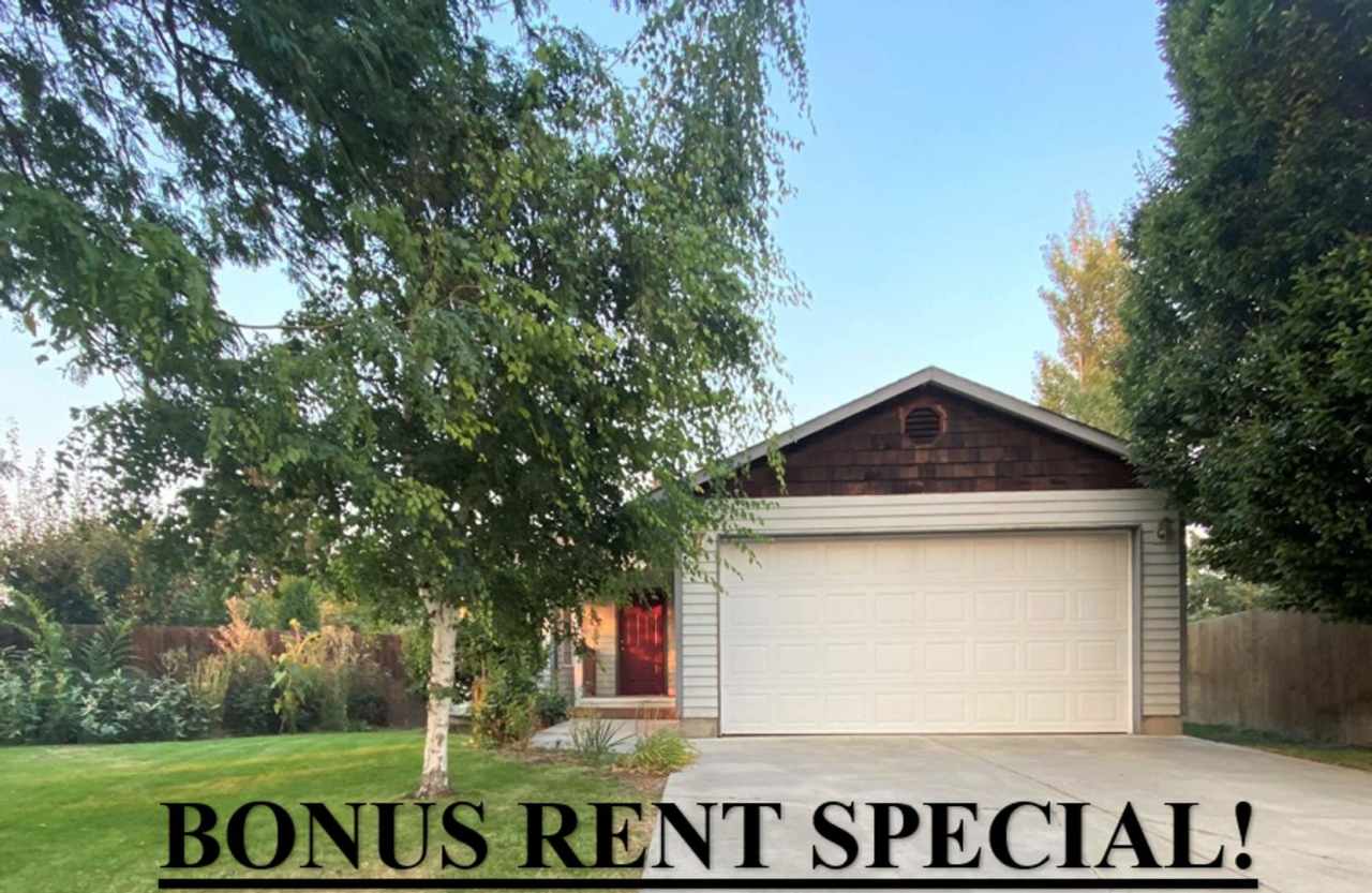 BONUS RENT SPECIAL! 3 Bed on Cul-de-sac with Great Backyard and Lawn Service!