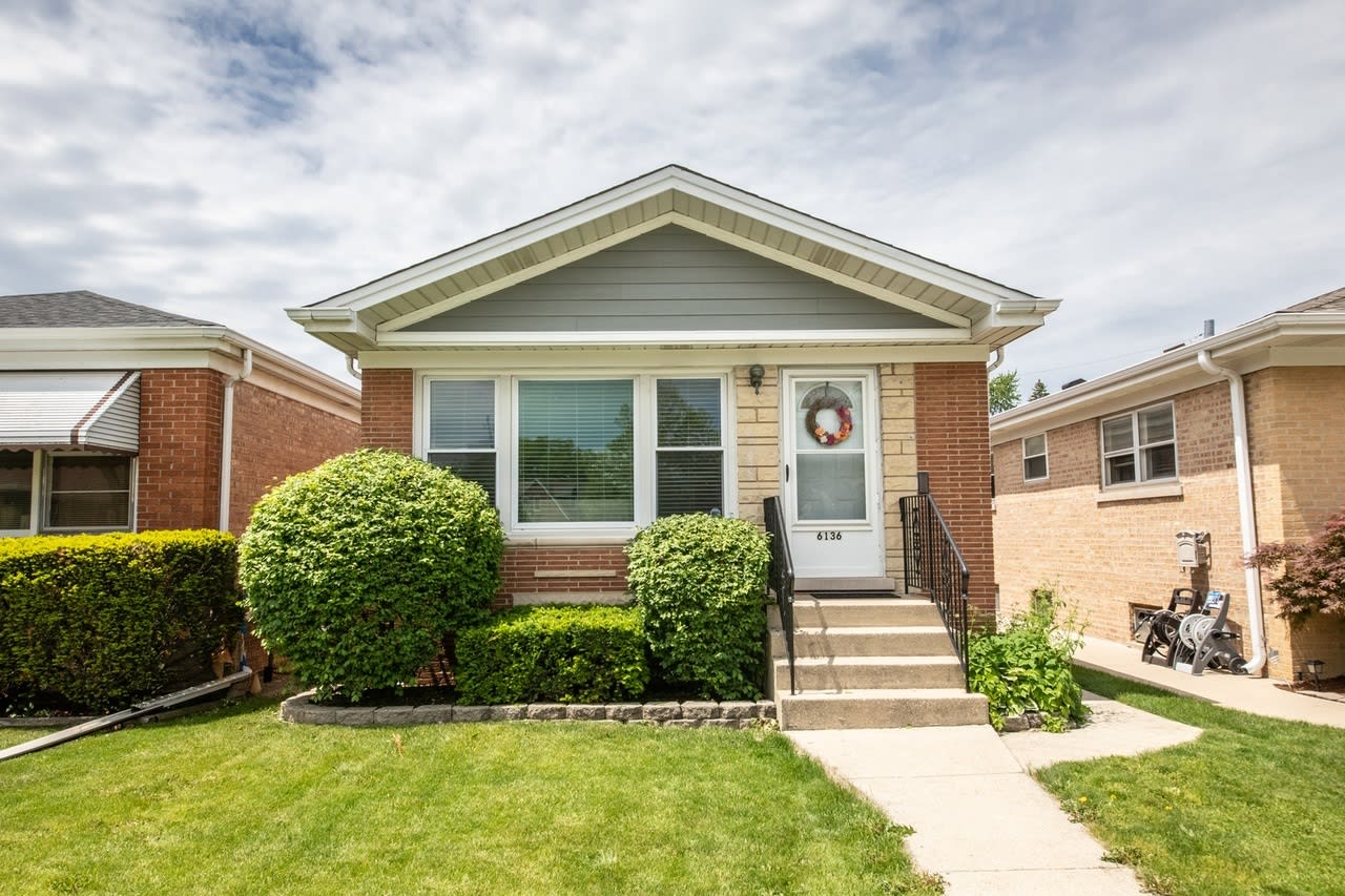 6136 N Nagle Ave