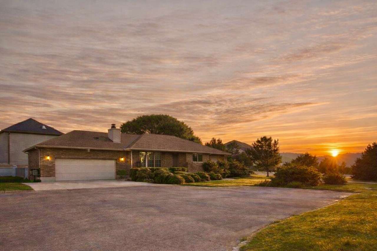 5 BD 3 BA 2900 sq ft HOME IN DRAPER.