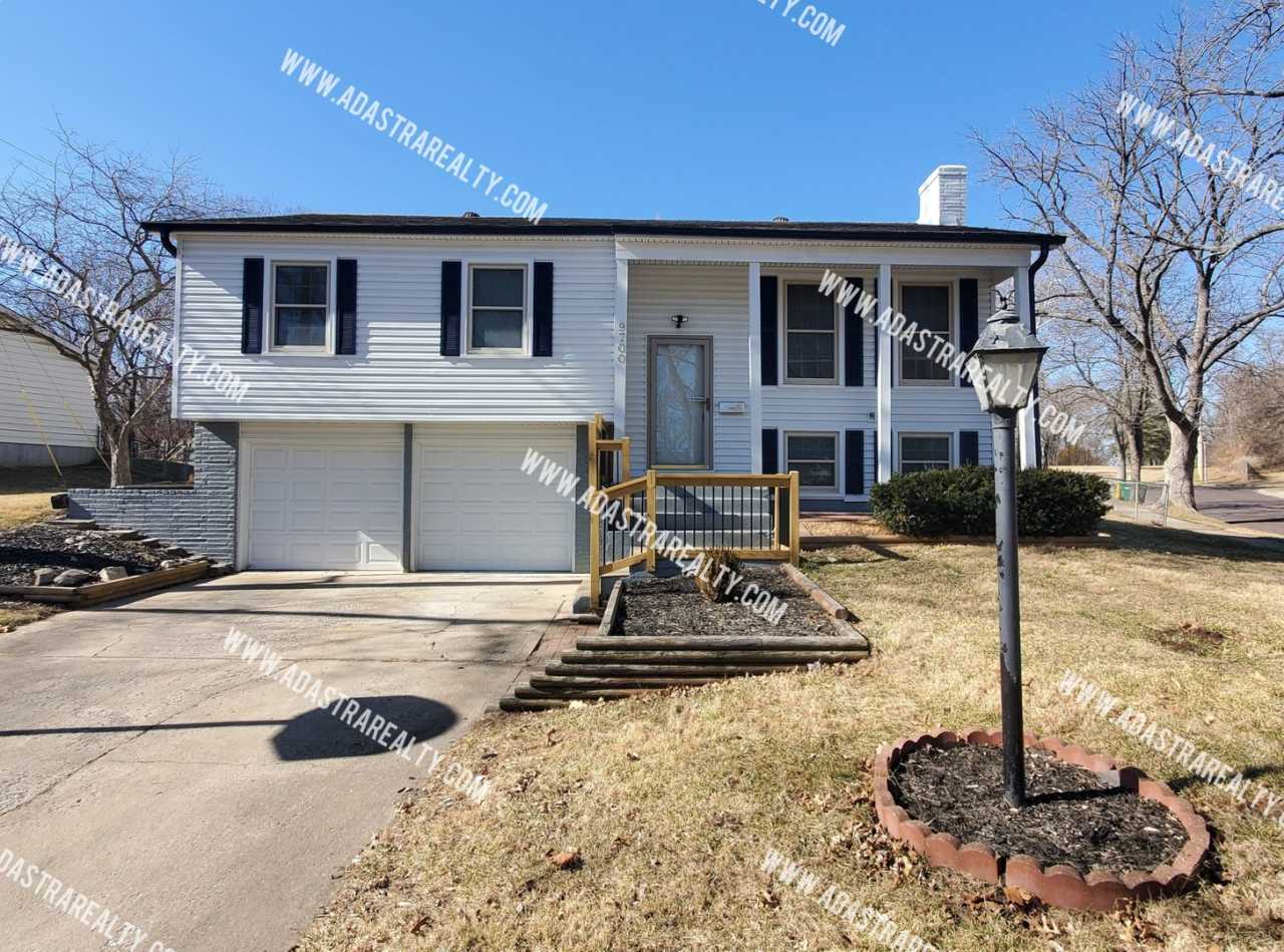 Absolutley Beautiful 4 Bedroom 2.5 Bath Overland Park Home-Available NOW!!