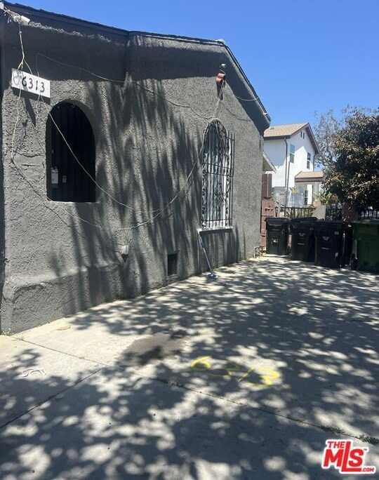 6313 S Victoria