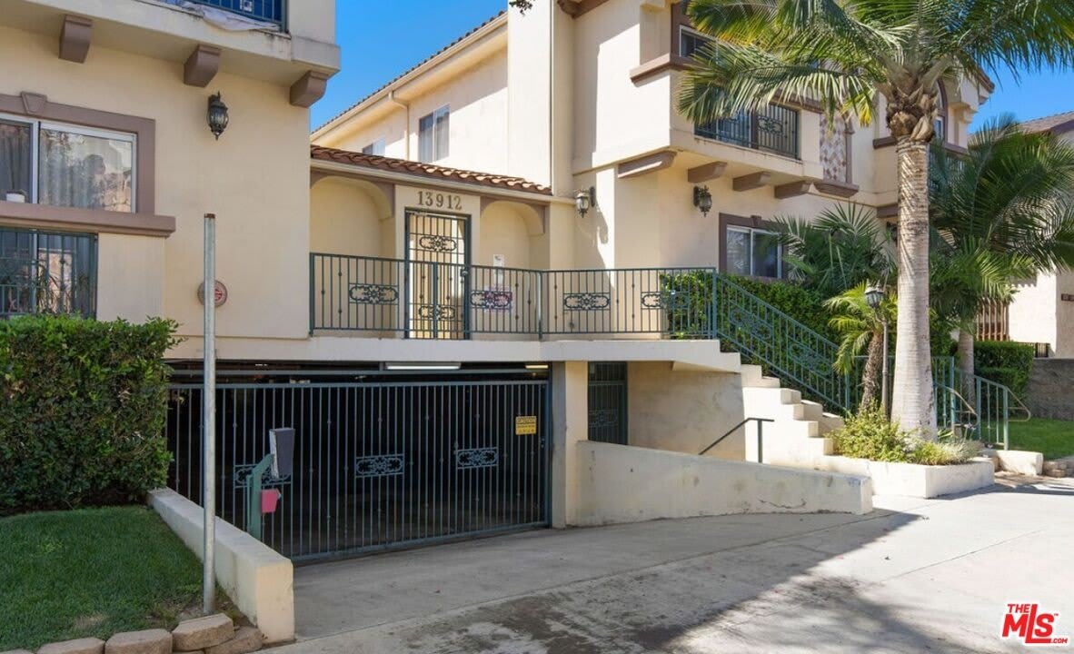 13912 Oxnard St
