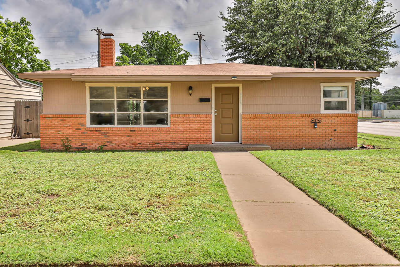 SPACIOUS 3/1/2 FOR LEASE CLOSE TO MEDICAL DISTRICT AND TEXAS TECH