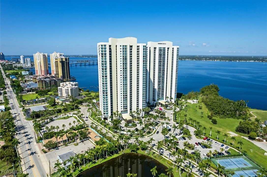 3000 Oasis Grand Boulevard