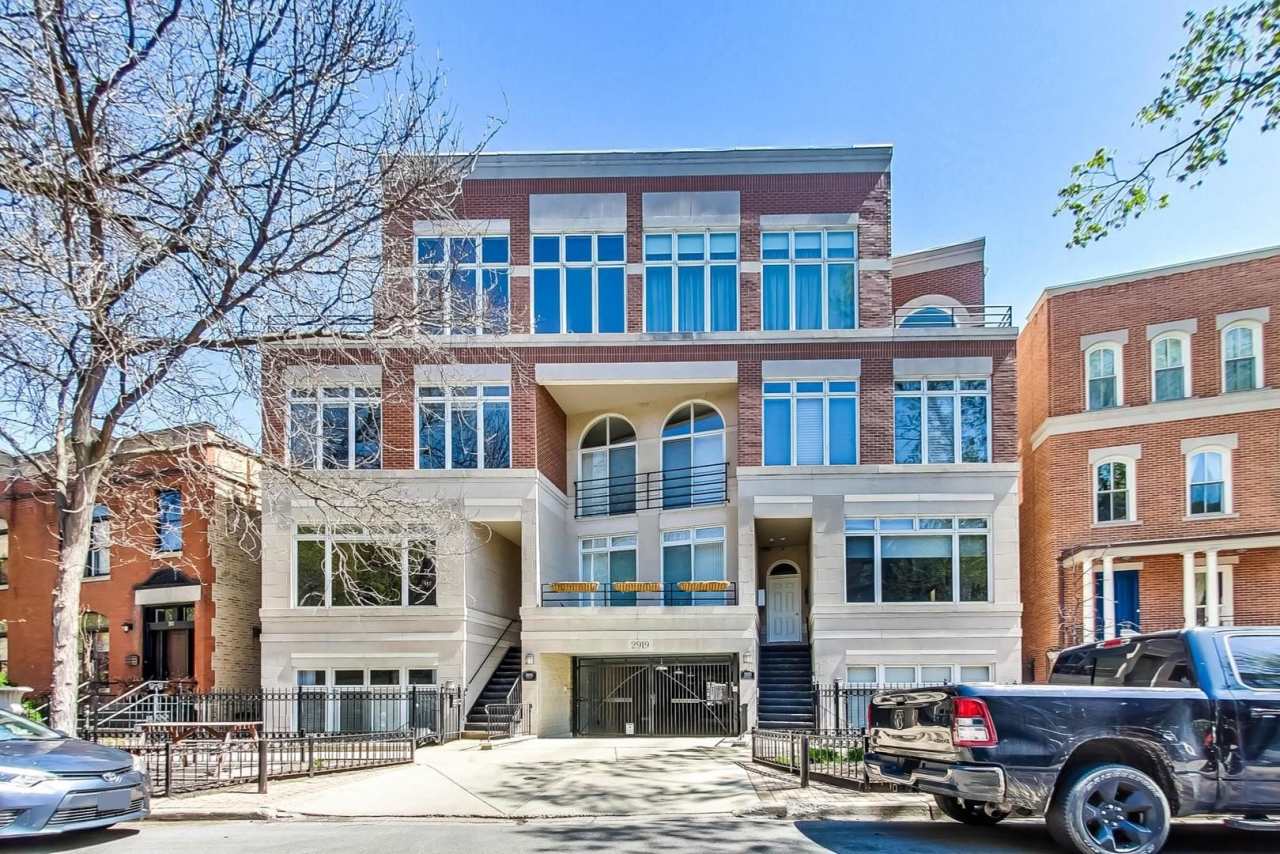 2919 N Burling Street