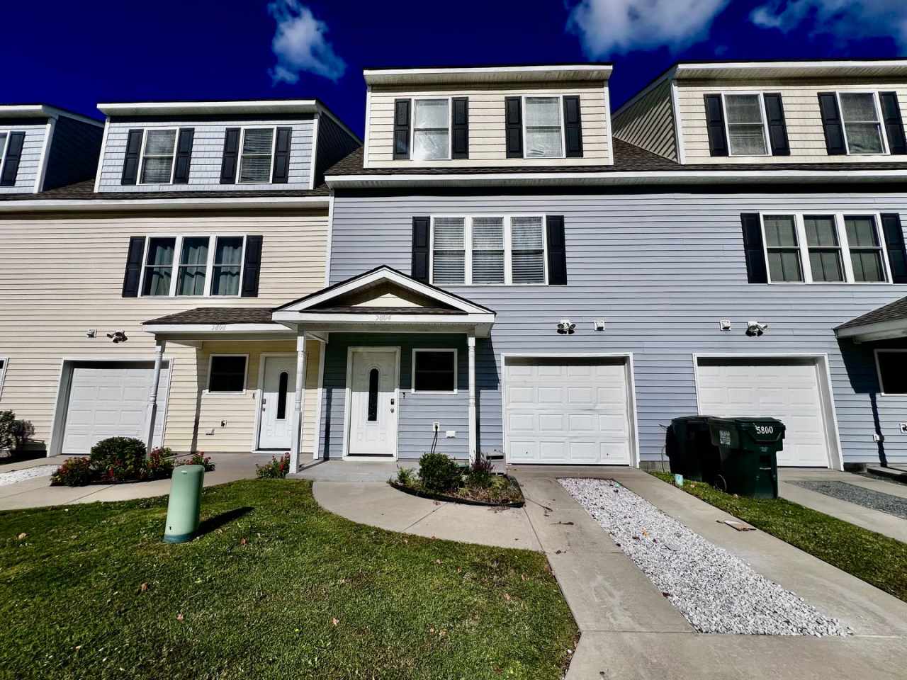 Tri-Level Condo – Pets Welcome, Washer  Dryer Included