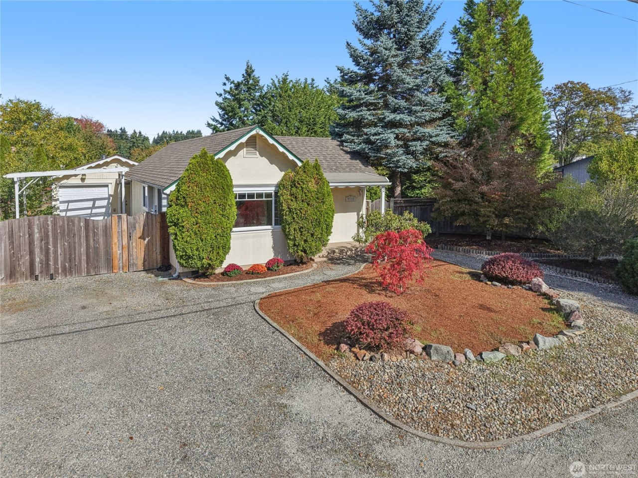 Amazing 3 br rambler w/ garage on LARGE fenced lot!