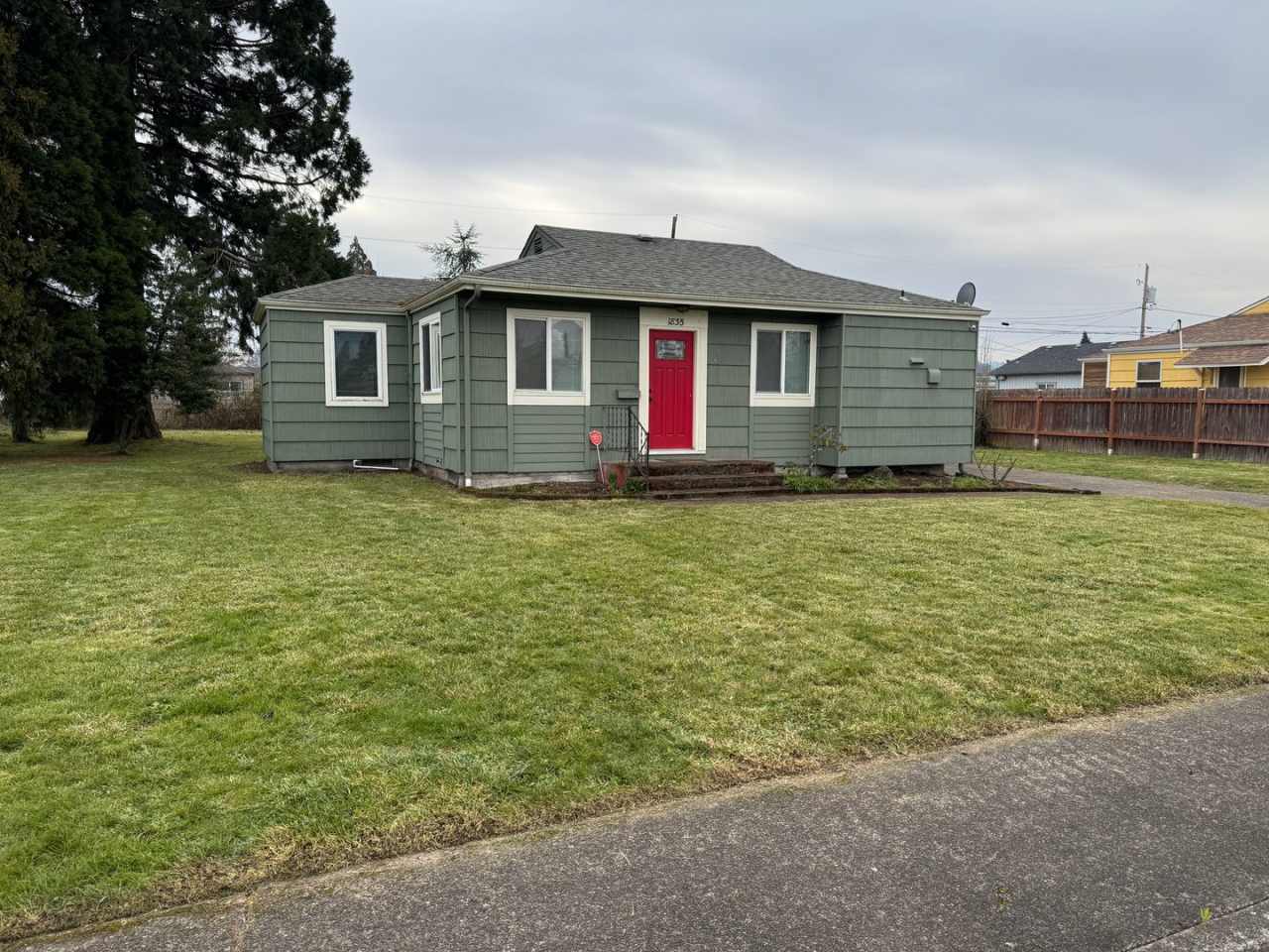 Updated 2 bedroom 1 bathroom house in Springfield!