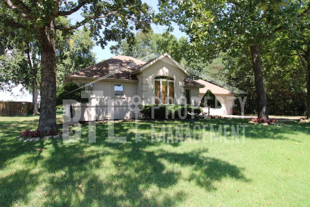 Beautiful 3 Bedroom 2 Bathroom Home!