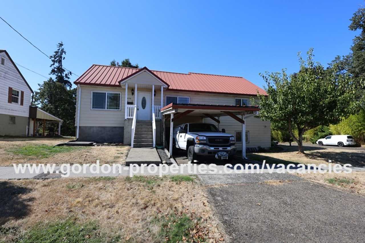 Saint Helens OR - upstairs flat 2 bedroom unit in duplex