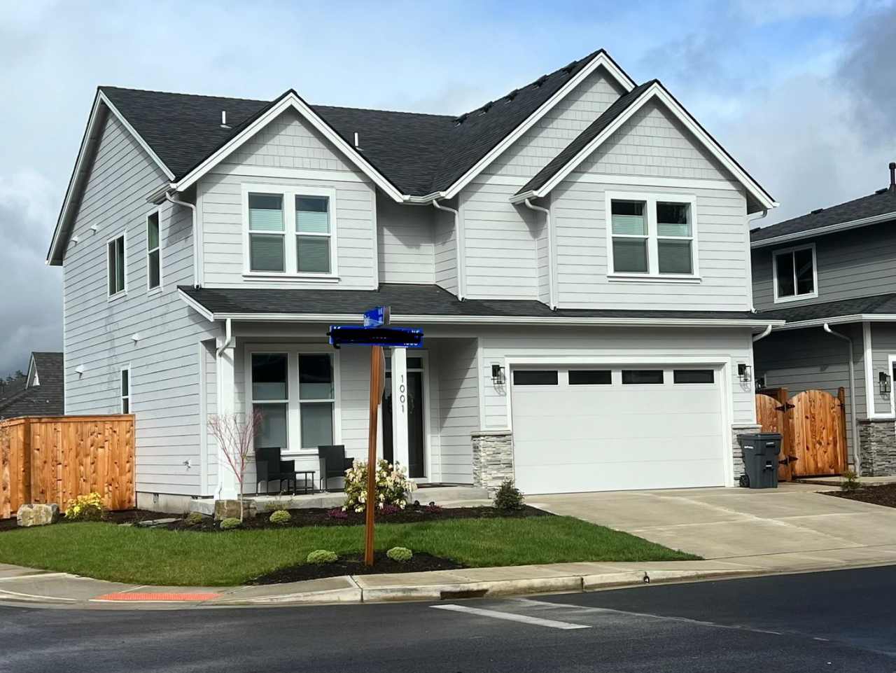 GORGEOUS CUSTOMIZED HOME - ALL THE DETAILS HERE!! 4bd/2.5ba + Bonus Rooms Excellent Location!!