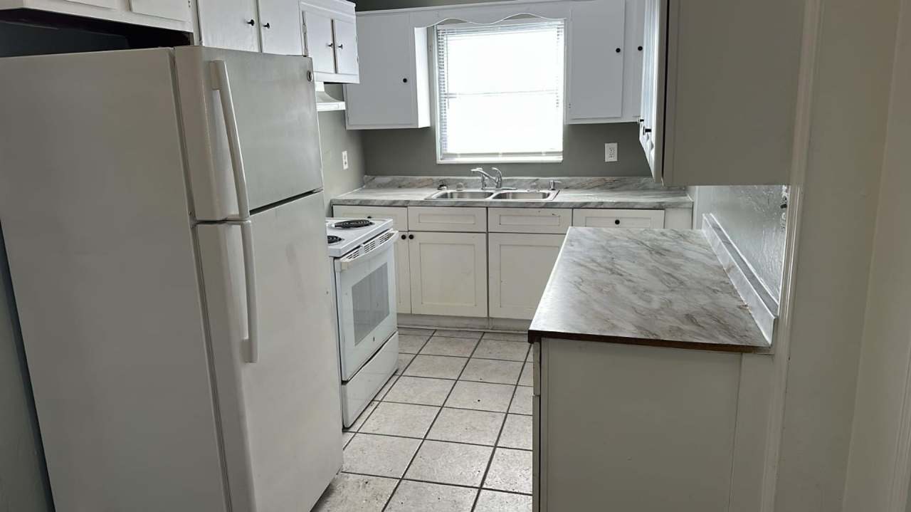 Move-In Ready 4 bedrooms 2 bathrooms property in Sarasota!