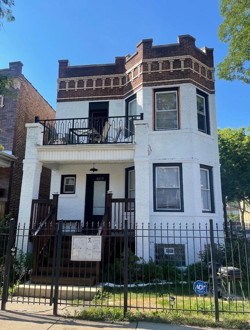 Charming 2BR Duplex in Chicago