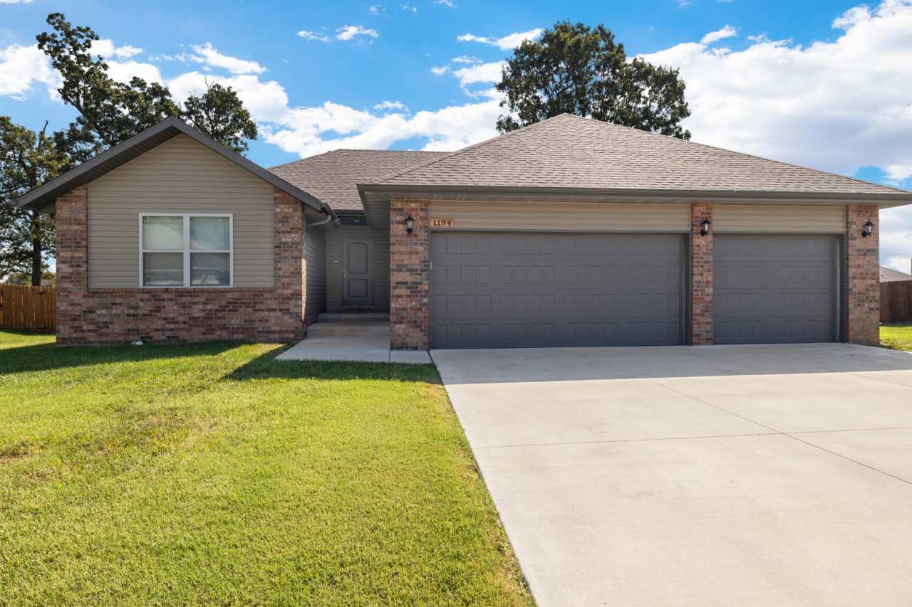 4 Bedroom Home in Republic with fence!