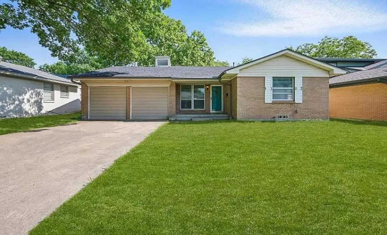 Marvelous 3-Bed Home in the Heart of Sherman Over 10,000 Sq Ft Lot!