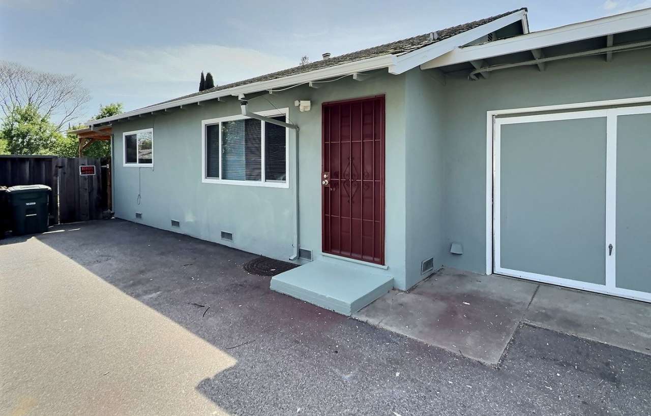 2BD/1BA with Large Backyard  Garage