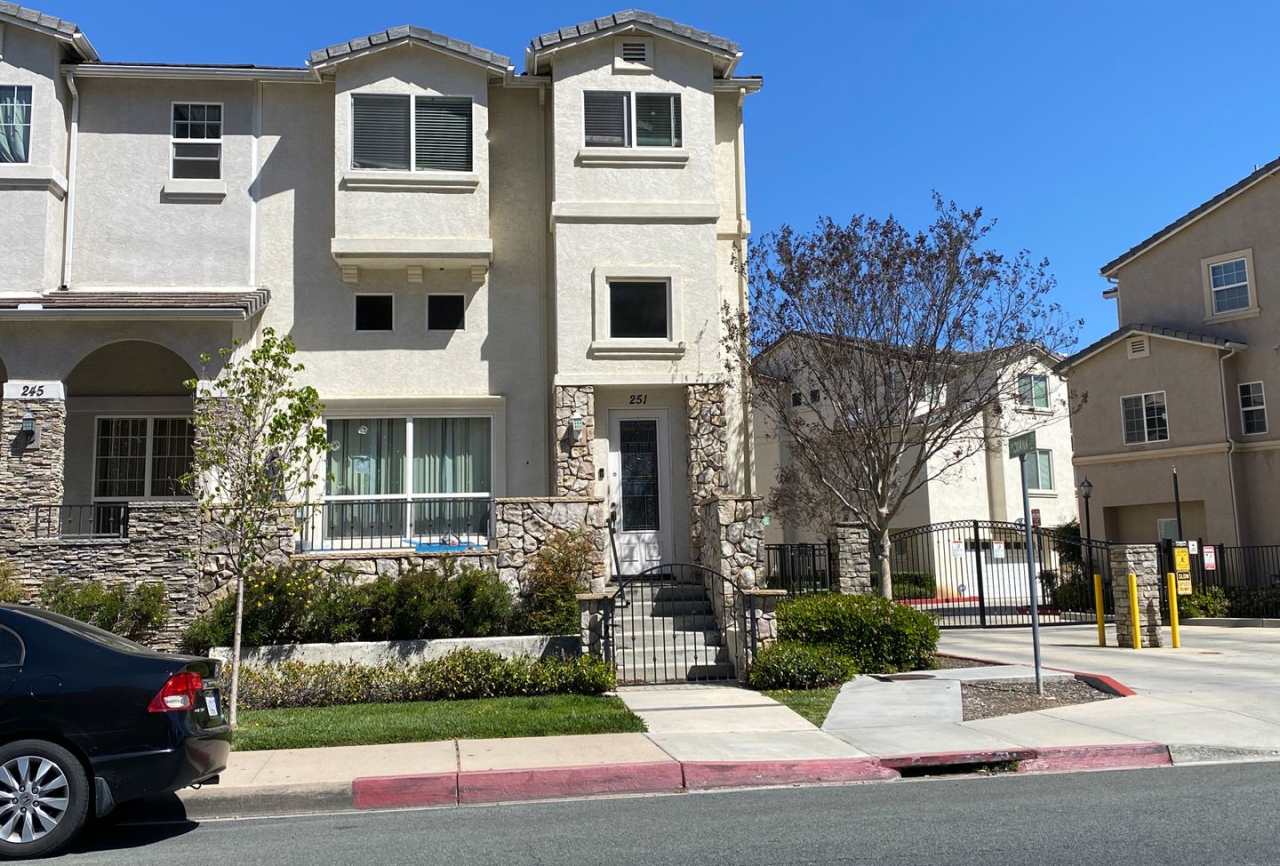 Beautiful El Cajon Row Home!