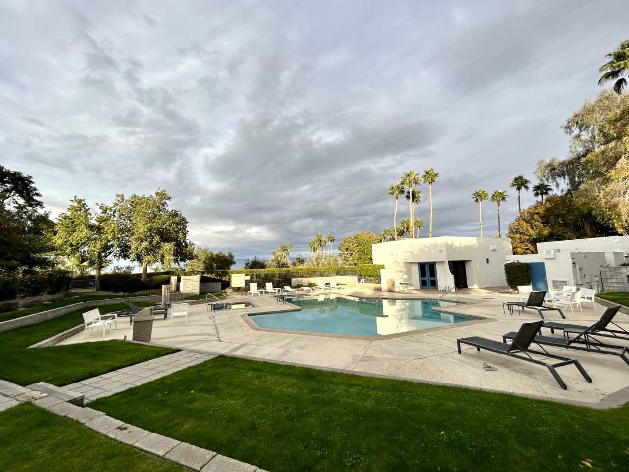 AVAILABLE NOW!! BEAUTIFUL 2 Bedroom 1.5 Bathroom Condo in Palm Desert!