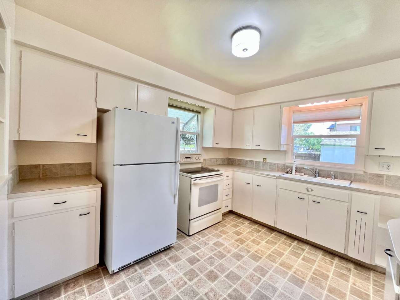 Cozy 2 bed 1 bath Home with Fenced Yard!