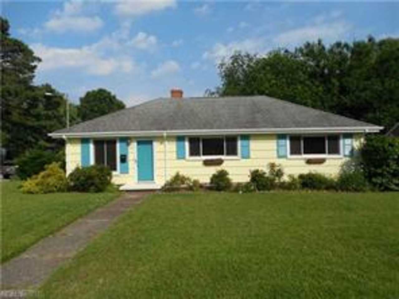 3BR/2BA House with Granite Counter Tops! Close to the Beach and Norfolk/ Little Creek Base