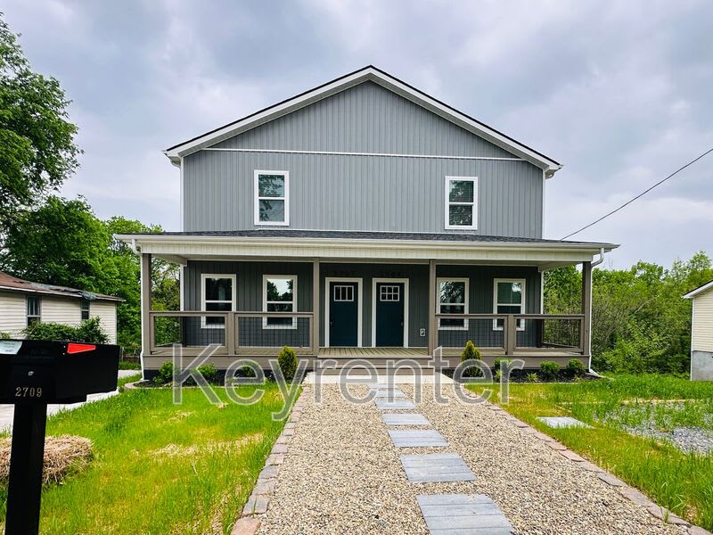 2707 Summit Ave