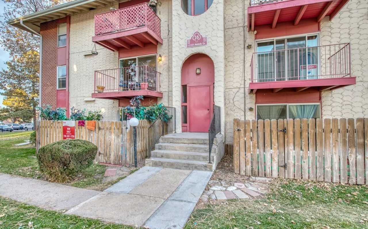 1 MONTH FREE!! 2B/1B Upper Level Condo in Cottonwood Villas - Available NOW!