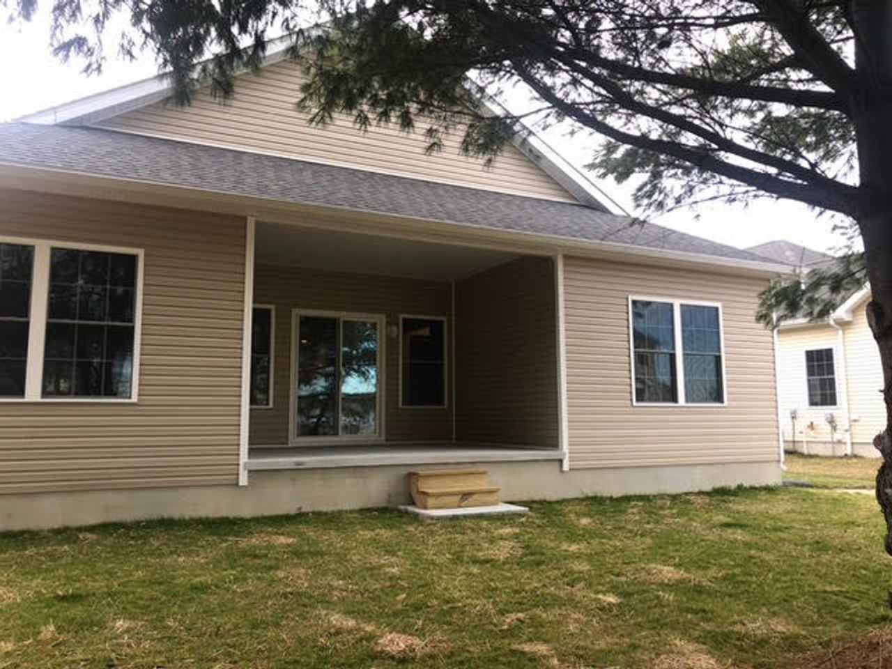 Single story, single family home in Miford!