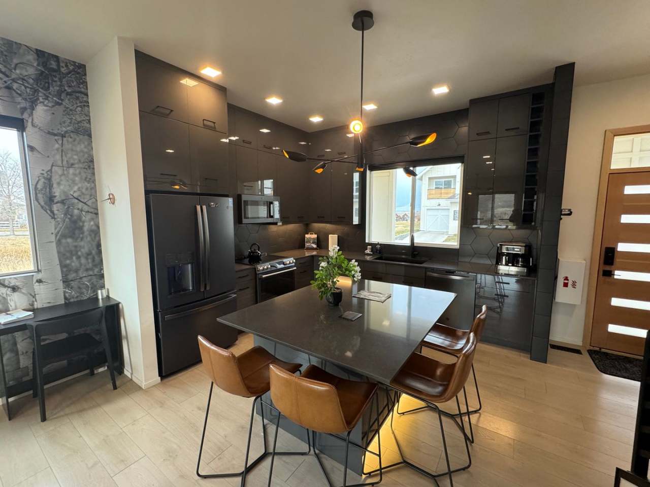 Chic, Fully-Furnished 3 Bed / 2.5 Bath Rental – Bozeman Convenience  Modern Comfort