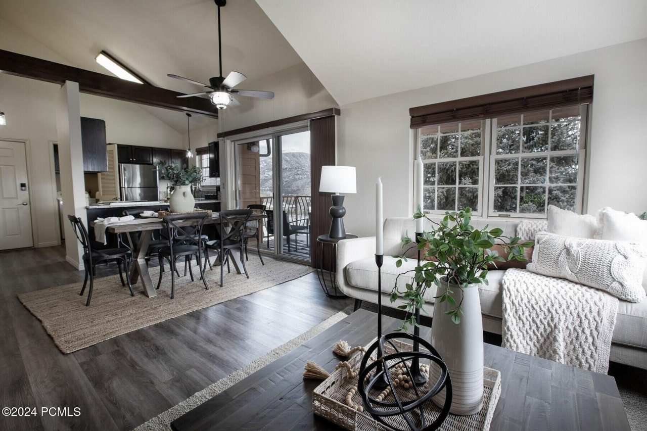 874 W Schneitter Circle