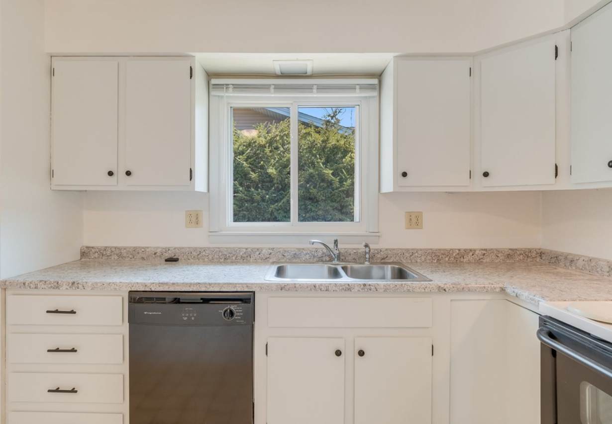 2 bedroom 1 bathroom duplex-Available NOW!