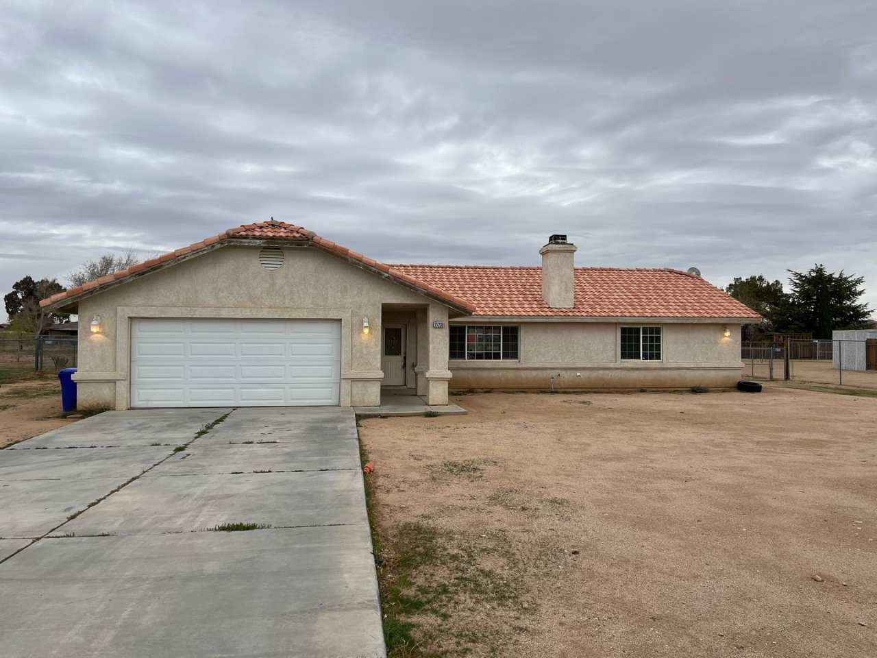 3 bedroom 2 bathroom home available in Apple Valley!