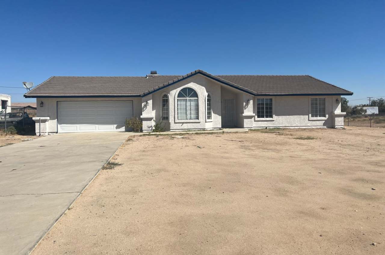 4 bdr 2 bth in Hesperia.. RV parking accessibility