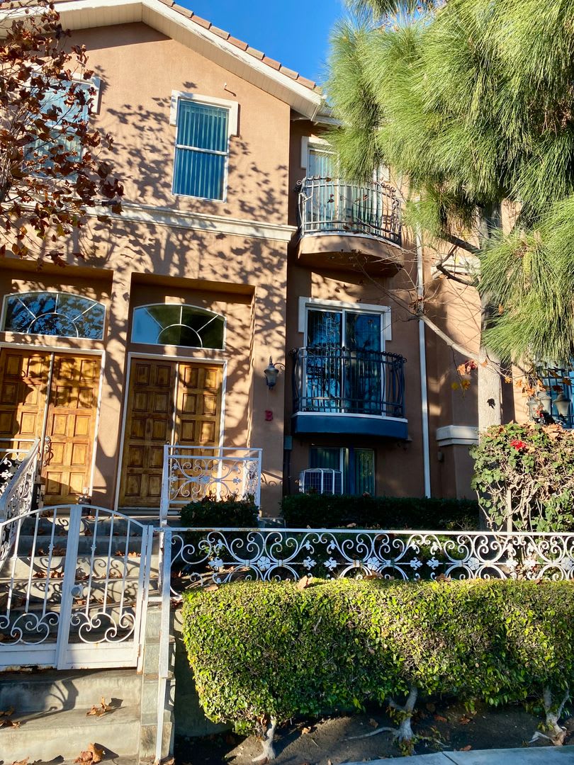 Spacious 4 Bed, 3 Bath Townhouse in Torrance $3,850