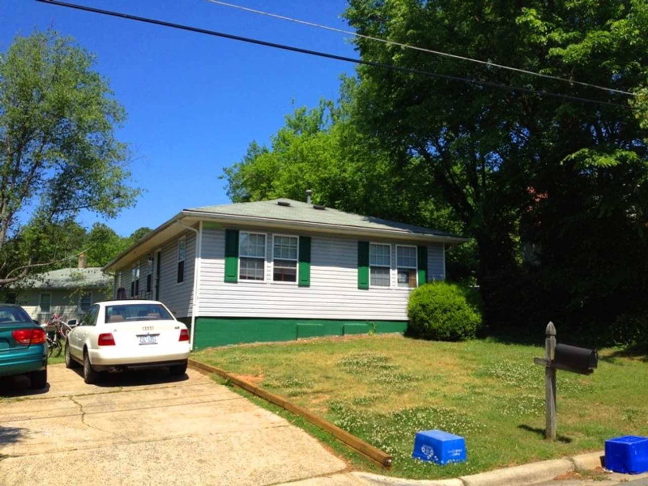 Great location! 4br house w/ parking, large rooms within walking distance to UNC Campus!
