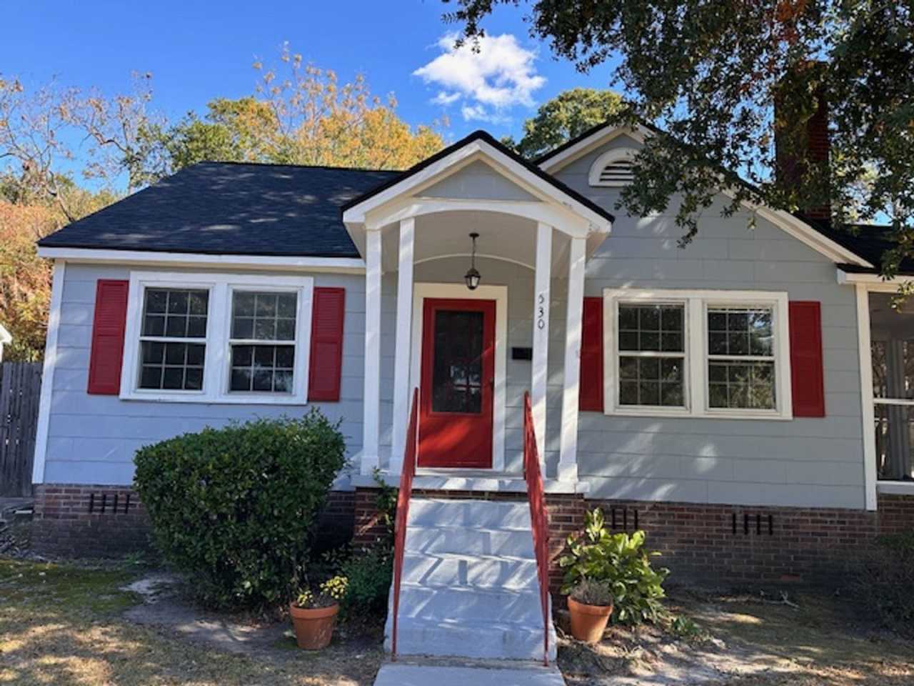 Move In Special! Cute Rosewood Bungalow