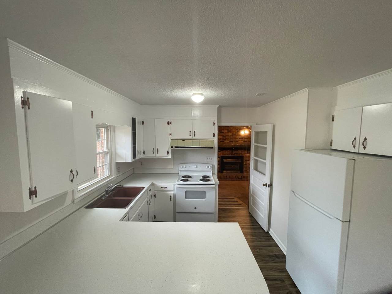 3 bedroom 1.5 bath house available. Pet friendly!