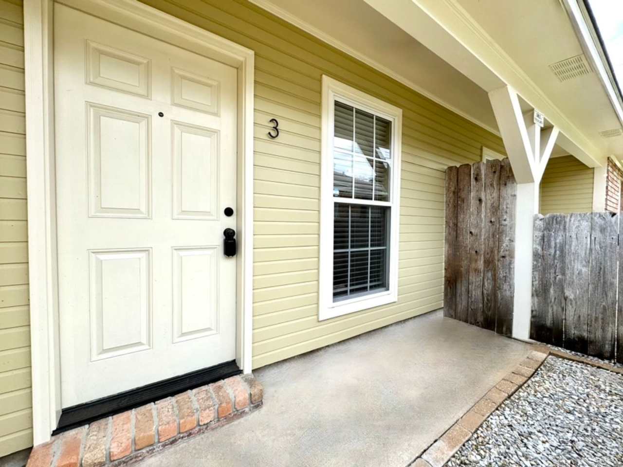 2 Bedroom in Parkview Oaks off Old Jefferson Hwy