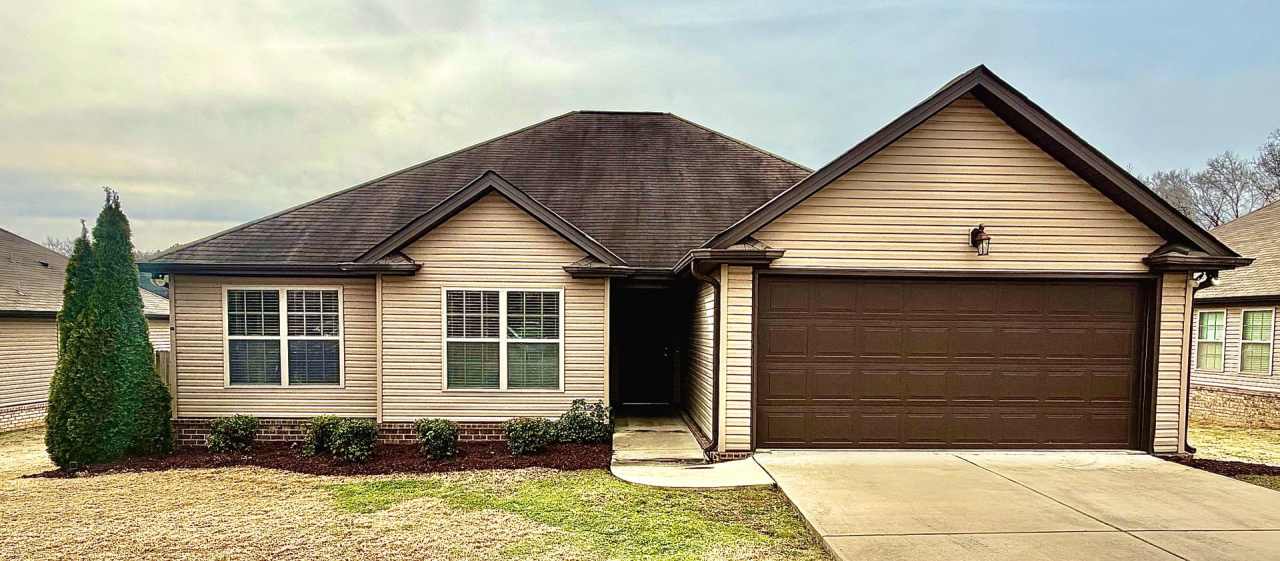 Athens City - Large Fenced in Backyard!