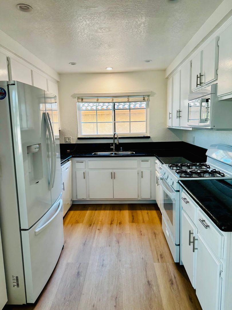 Remodelled 2 Bed 2 Bath For Rent at Signal Hill