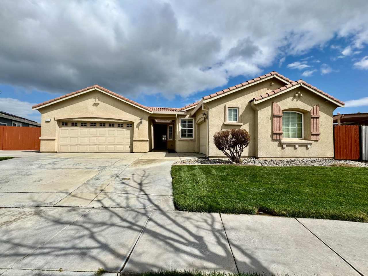 HUGE Single Story 3 Bedroom, plus Den, 2.5 Bath WITH POOL, POOL SERVICE AND LANDSCAPER INCLUDED!