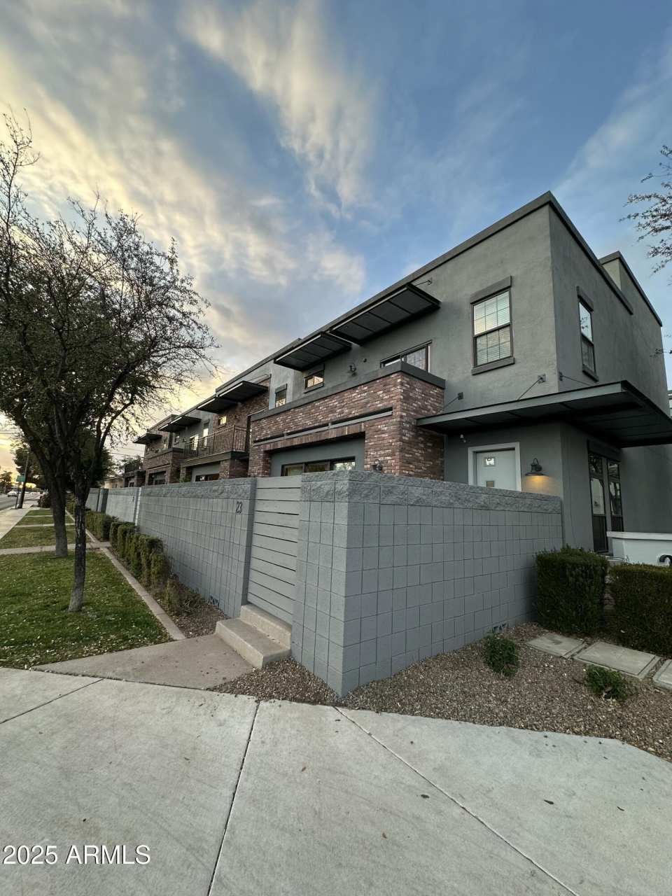 240 W MISSOURI Avenue