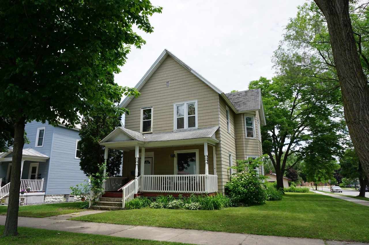 Large home on corner lot in great north side location! Freshly remodeled - new kitchen!
