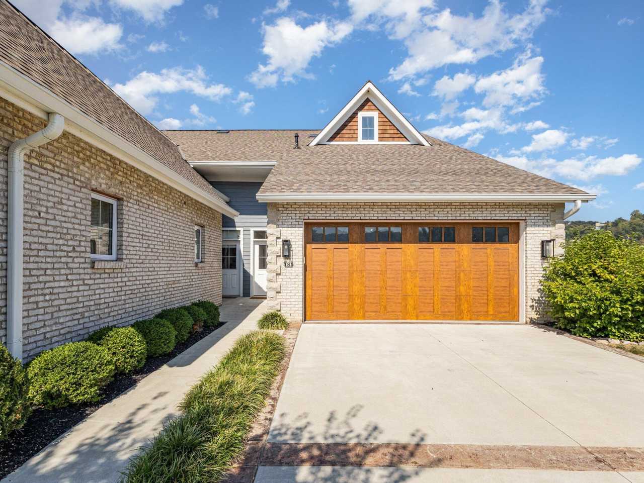 385 Manhattan Boulevard